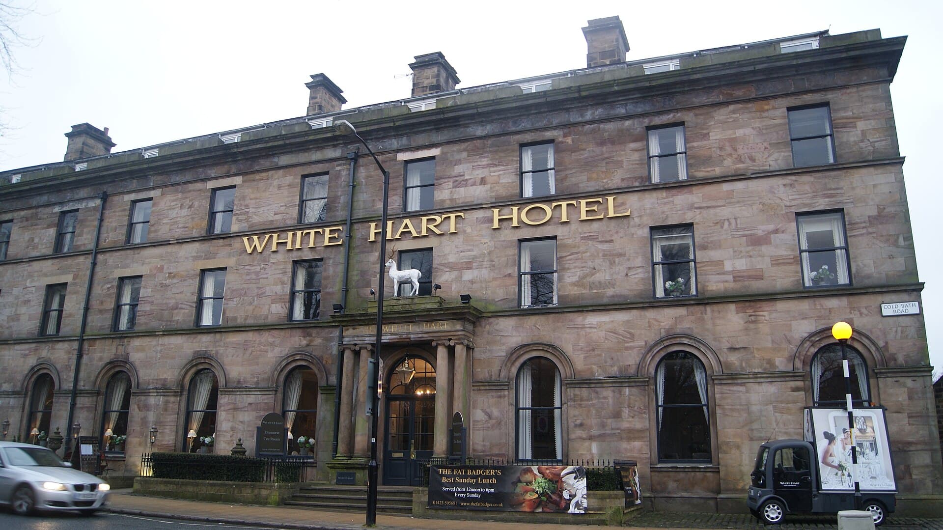 White Hart Hotel (via Wikimedia Commons, CC BY-SA 3.0)