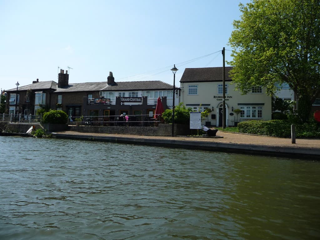 Riverside Inn (via Wikimedia Commons, CC BY-SA 2.0)