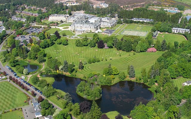 Gleneagles Hotel (via Wikimedia Commons, CC BY-SA 2.0)