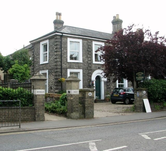 Beaufort Lodge (via Wikimedia Commons, CC BY-SA 2.0)