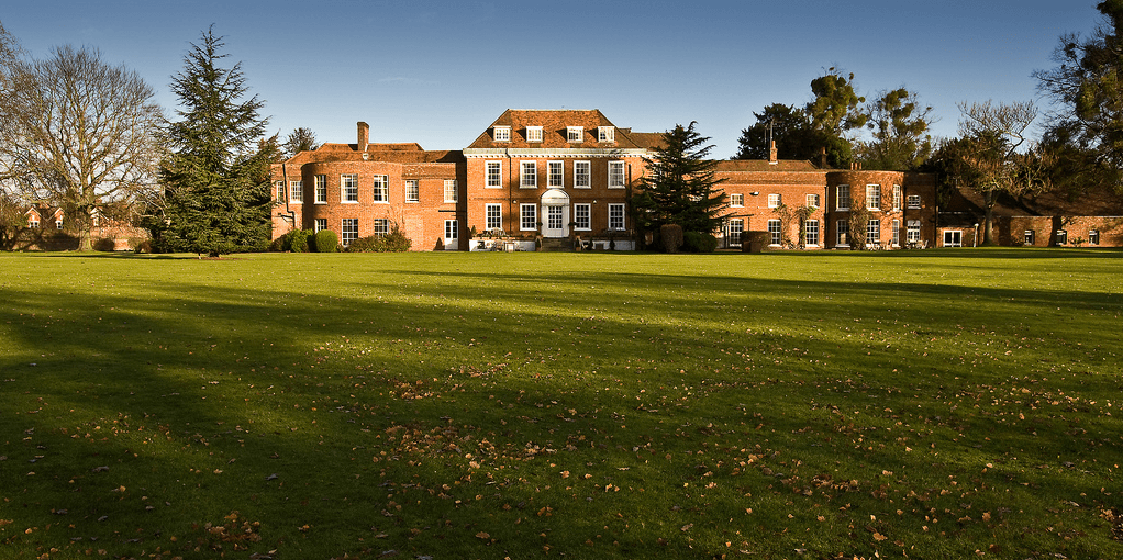 Stoke Place (via Wikimedia Commons, CC BY-SA 3.0)