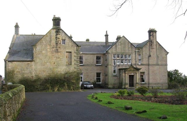 Embleton Hall Hotel (via Wikimedia Commons, CC BY-SA 2.0)