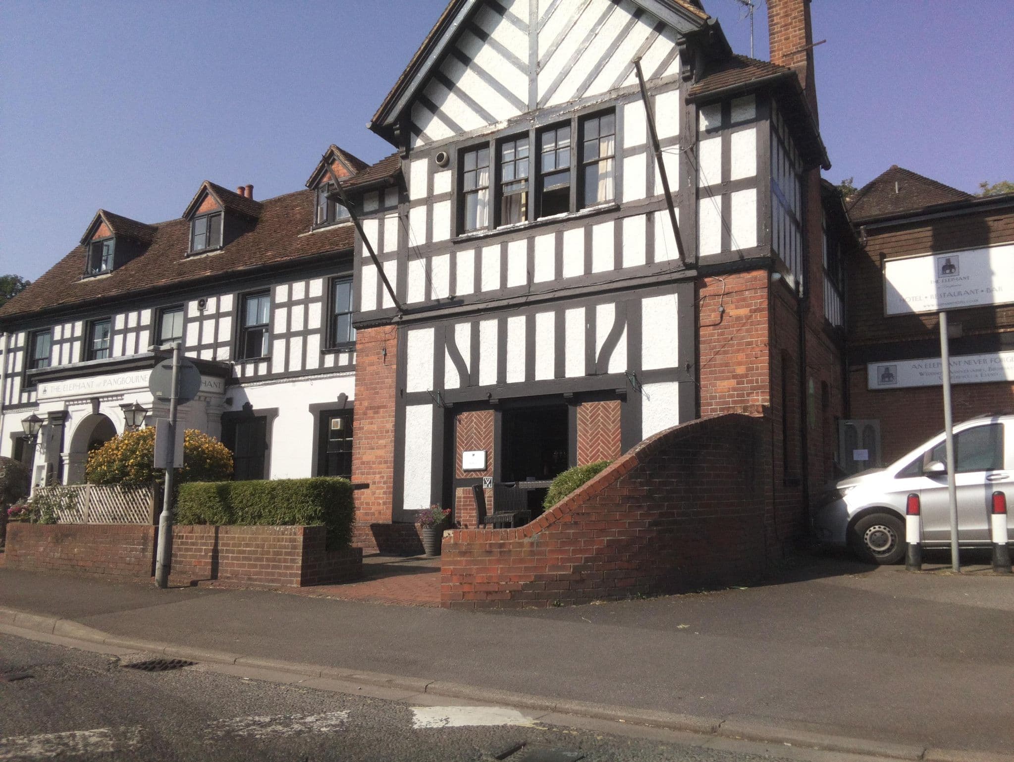 Street view near The Elephant Hotel, Pangbourne — © southglos (CC BY-SA · Mapillary)