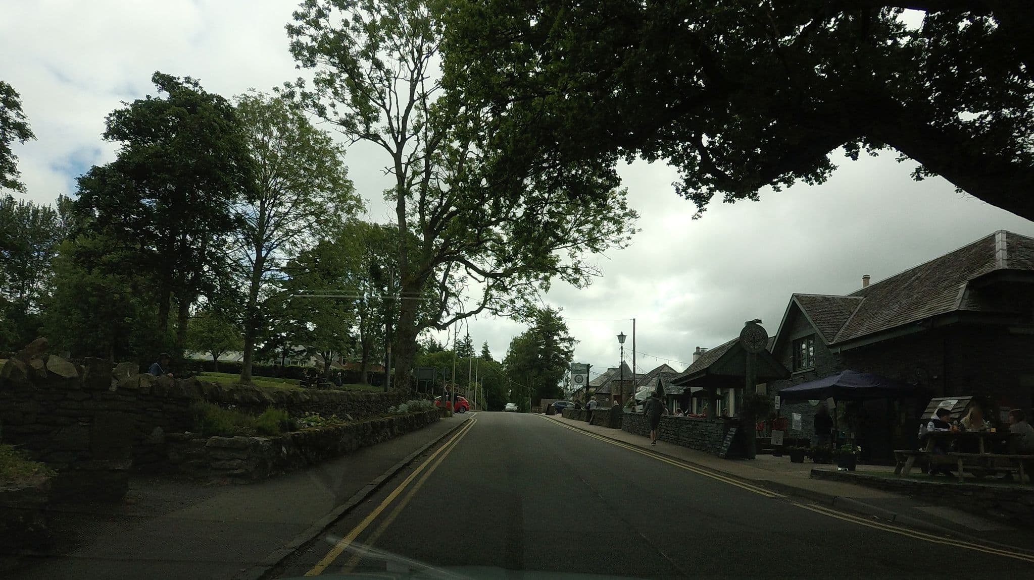 Street view near The Oak Tree Inn, Balloch — © hobgoblin (CC BY-SA · Mapillary)