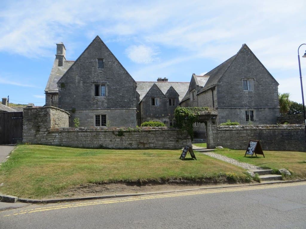 Mortons Manor (via Wikimedia Commons, CC BY-SA 2.0)