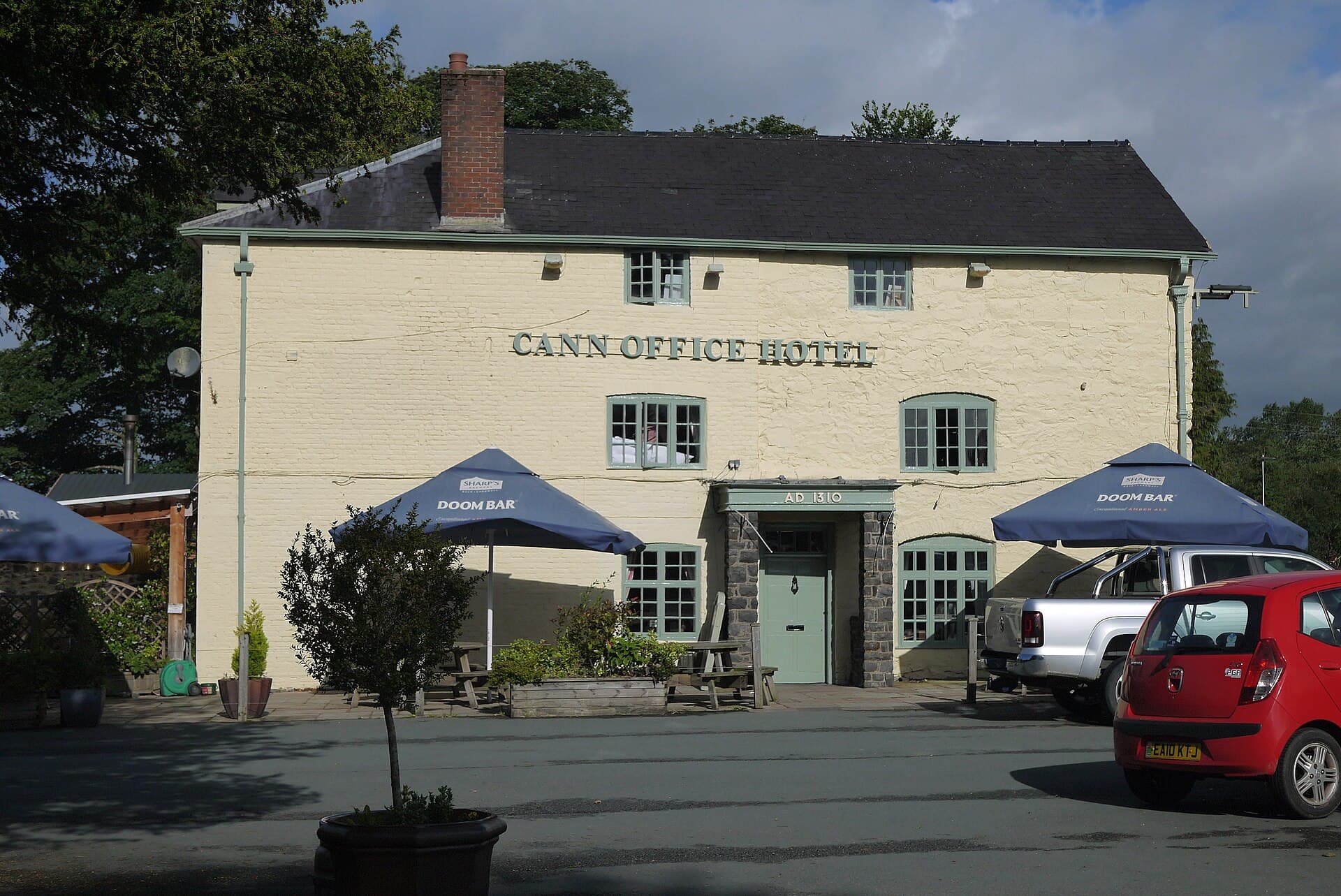 Cann Office Hotel (via Wikimedia Commons, CC BY-SA 3.0)