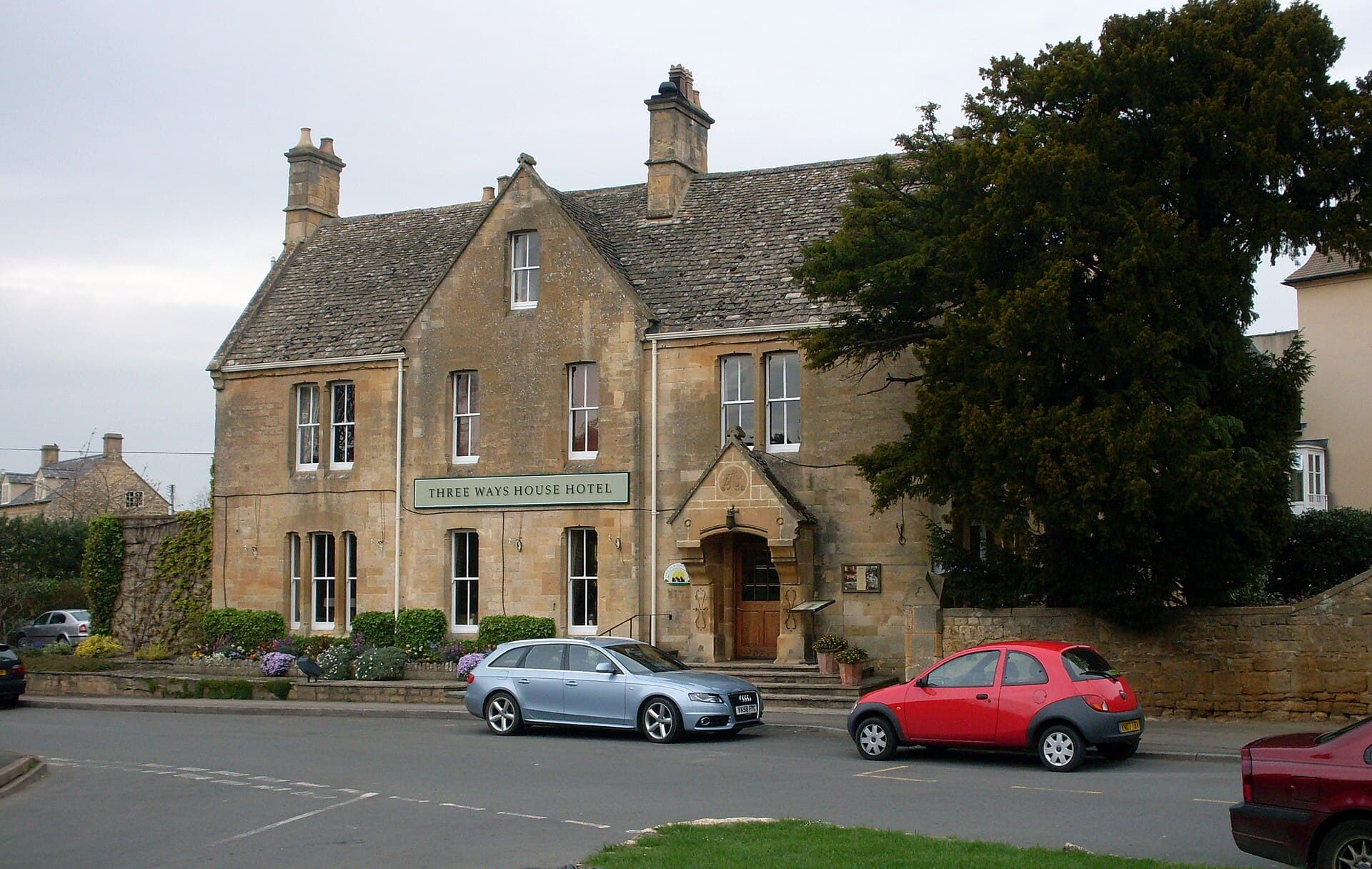 Three Ways House Hotel (via Wikimedia Commons, CC BY-SA 3.0)