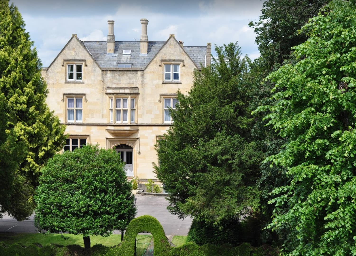 Cotswold Grange Hotel (via Wikimedia Commons, CC BY-SA 4.0)