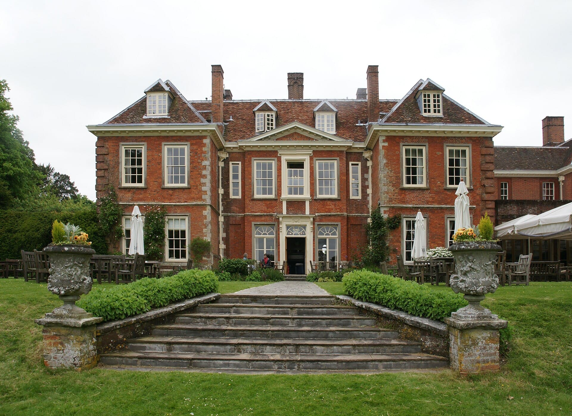Lainston House Hotel (via Wikimedia Commons, CC BY-SA 3.0)