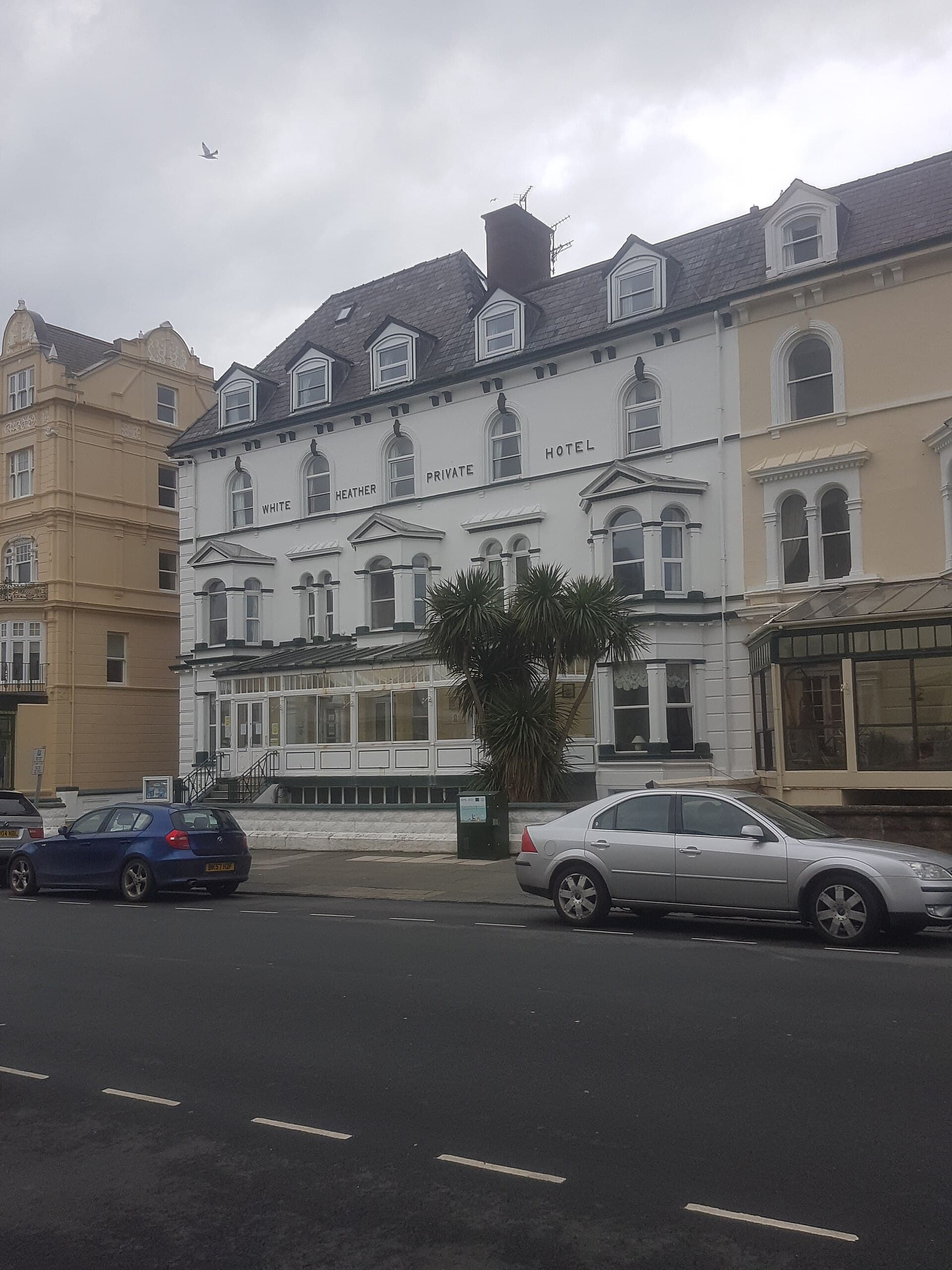 White Heather Hotel (via Wikimedia Commons, CC BY-SA 3.0)