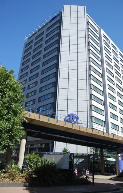 Hilton London Canary Wharf (via Wikimedia Commons, CC BY-SA 2.0)