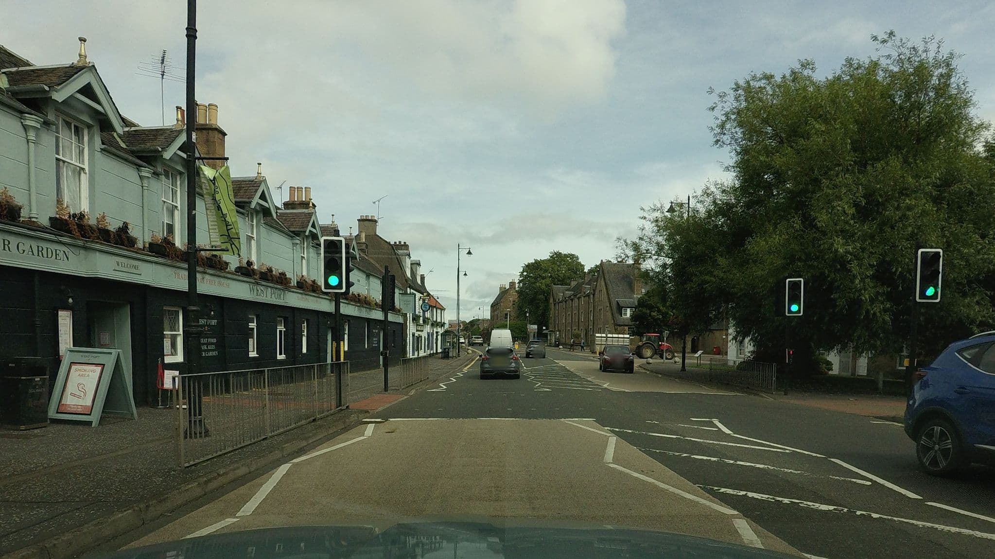 Street view near West Port Hotel, Linlithgow — © hobgoblin (CC BY-SA · Mapillary)