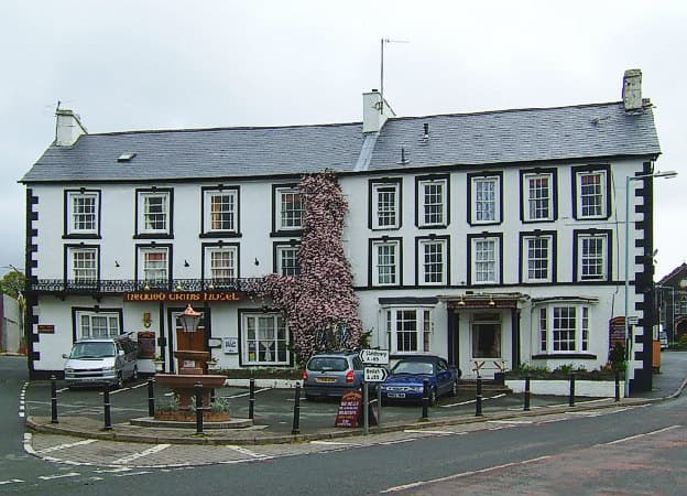Neuadd Arms Hotel (via Wikimedia Commons, CC BY-SA 2.0)