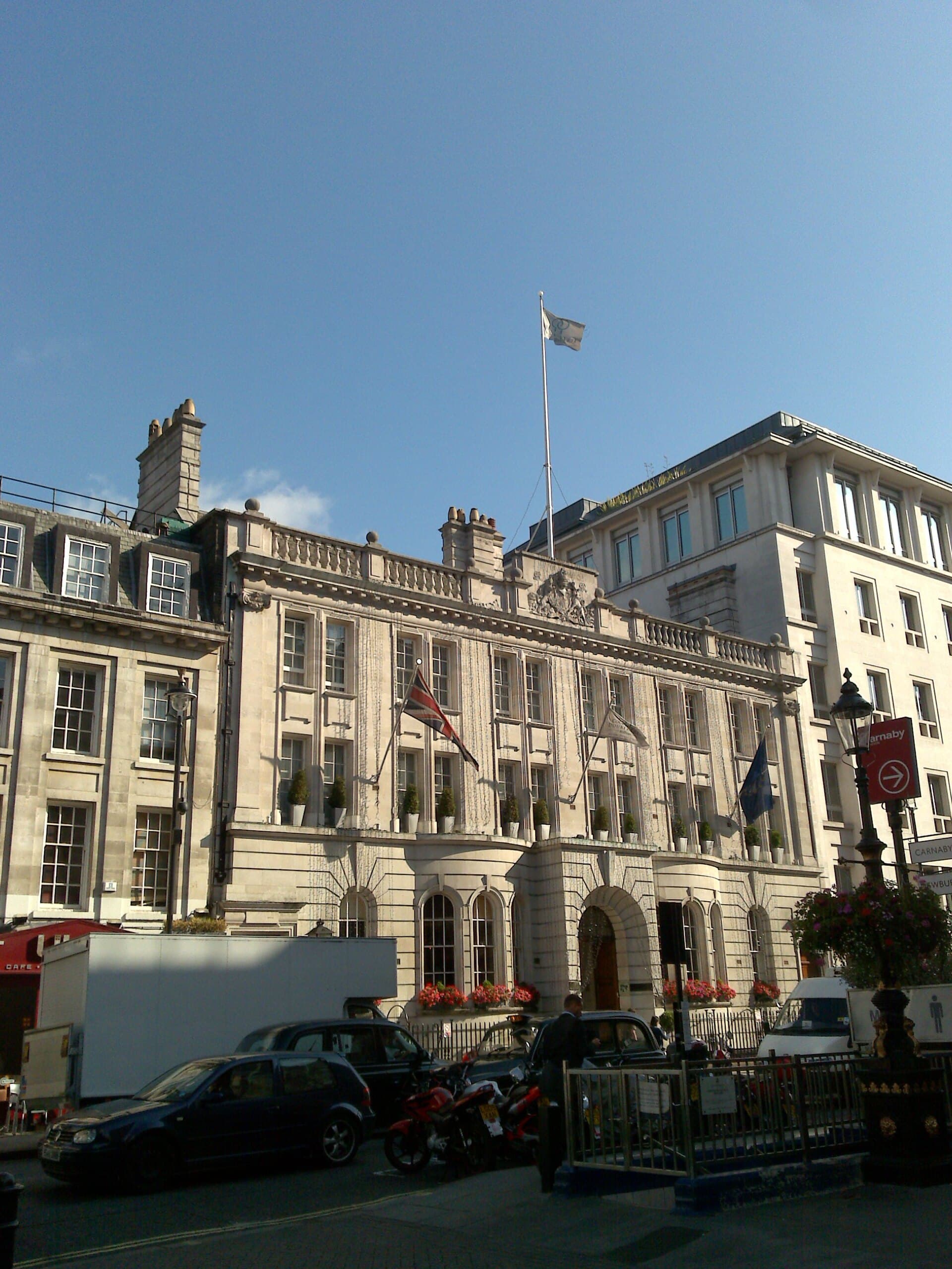 Courthouse Hotel (via Wikimedia Commons, CC BY 2.0)