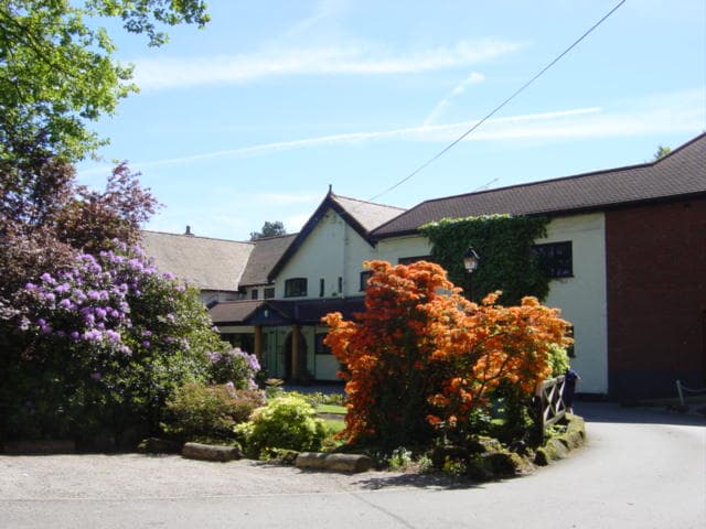 Craxton Wood Hotel & Spa (via Wikimedia Commons, CC BY-SA 2.0)