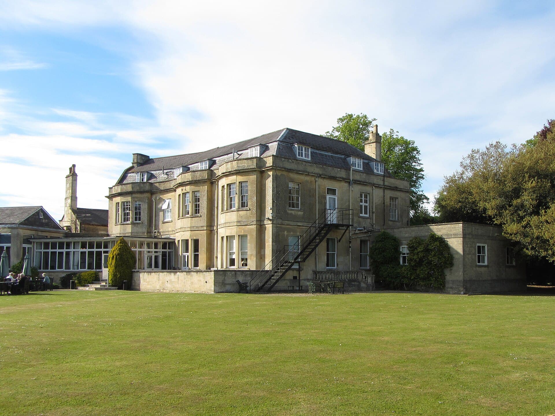 Leigh Park Hotel (via Wikimedia Commons, CC BY-SA 2.0)