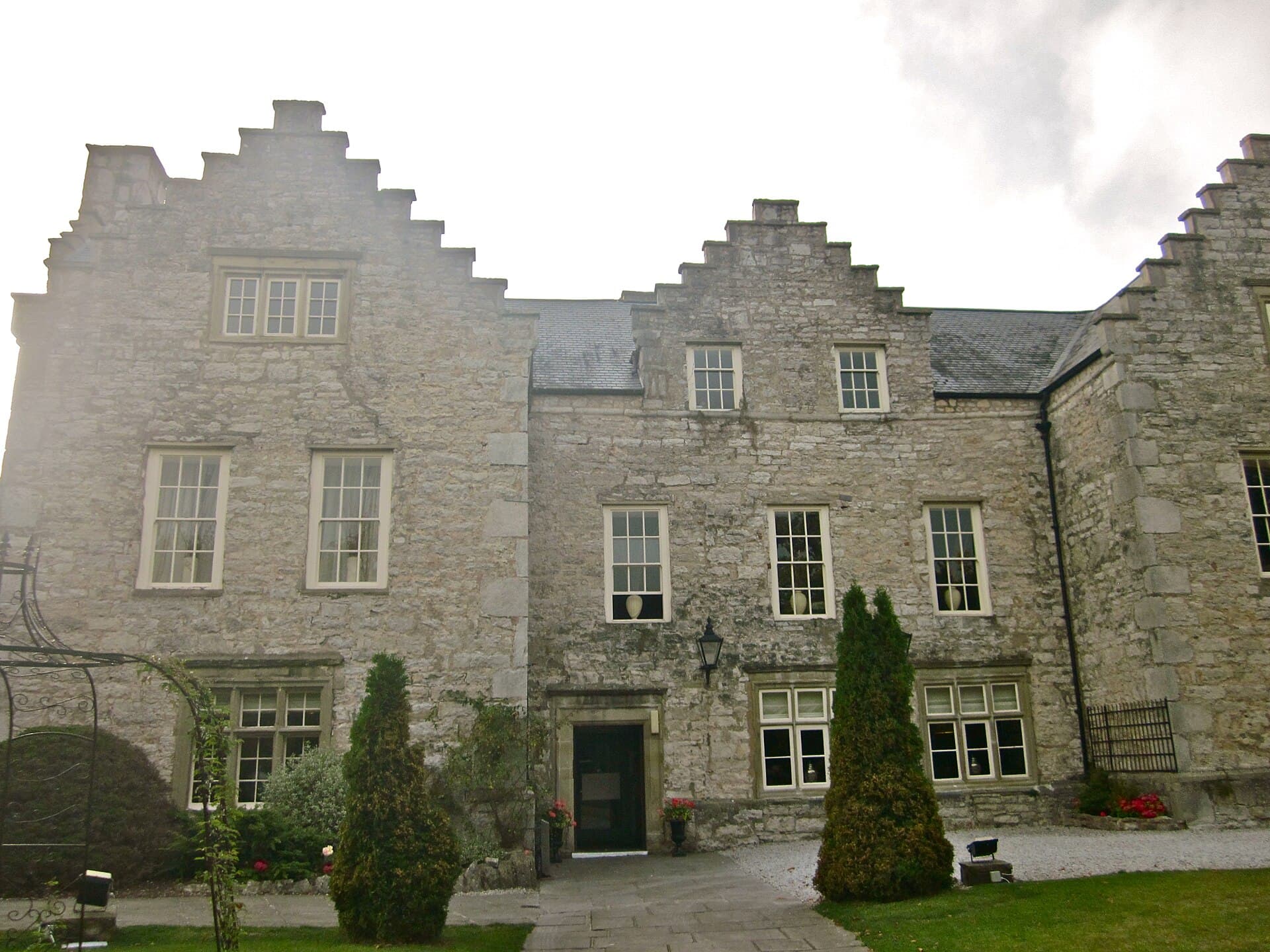 Faenol Fawr Hotel (via Wikimedia Commons, CC BY-SA 4.0)