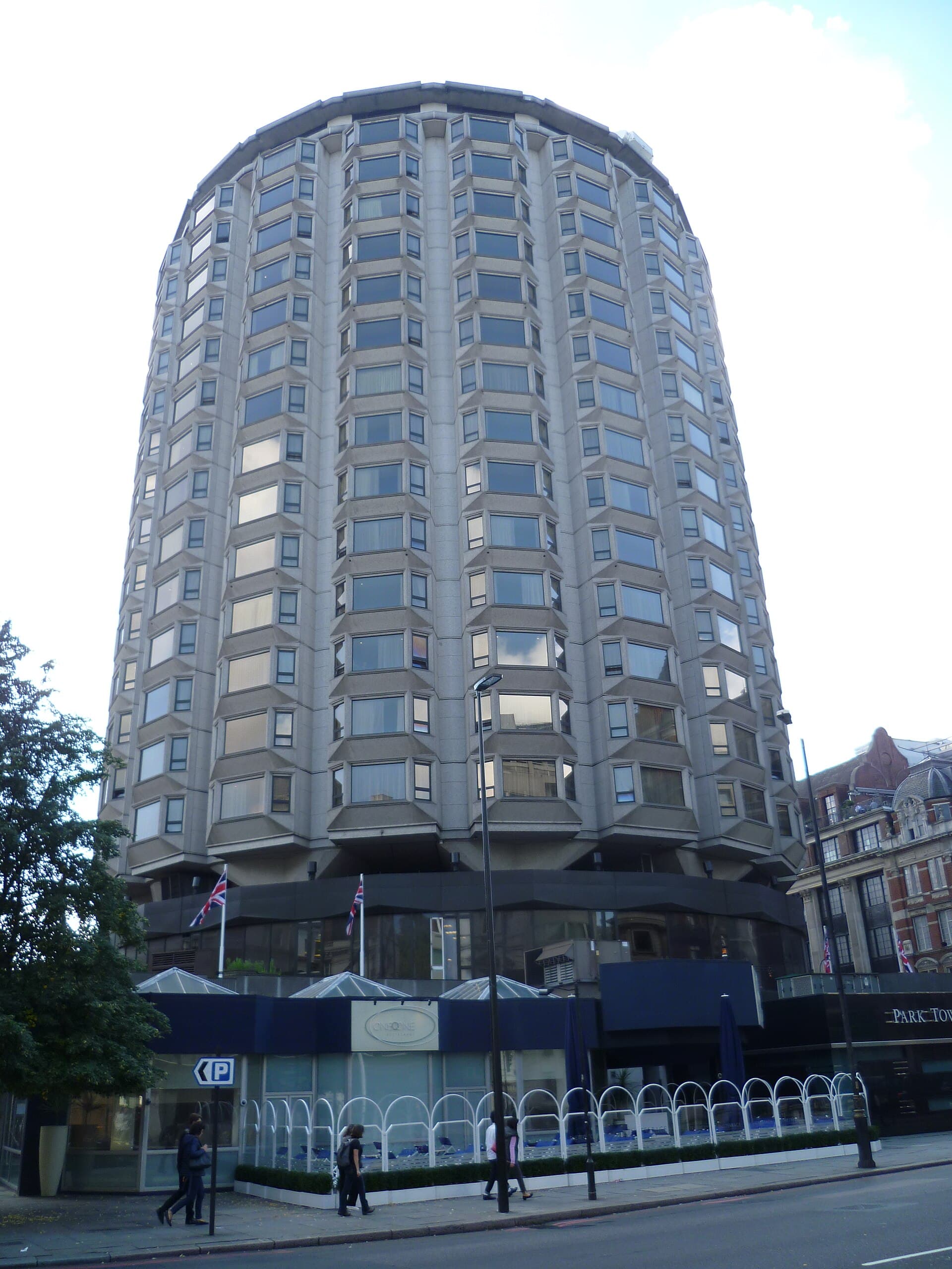 The Park Tower Knightsbridge (via Wikimedia Commons, CC BY-SA 4.0)
