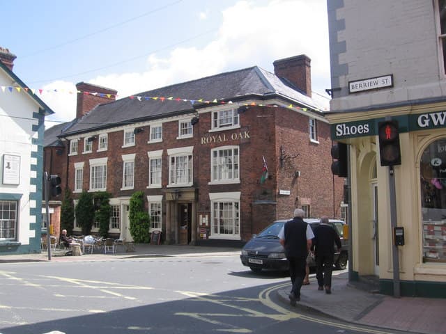 The Royal Oak (via Wikimedia Commons, CC BY-SA 2.0)