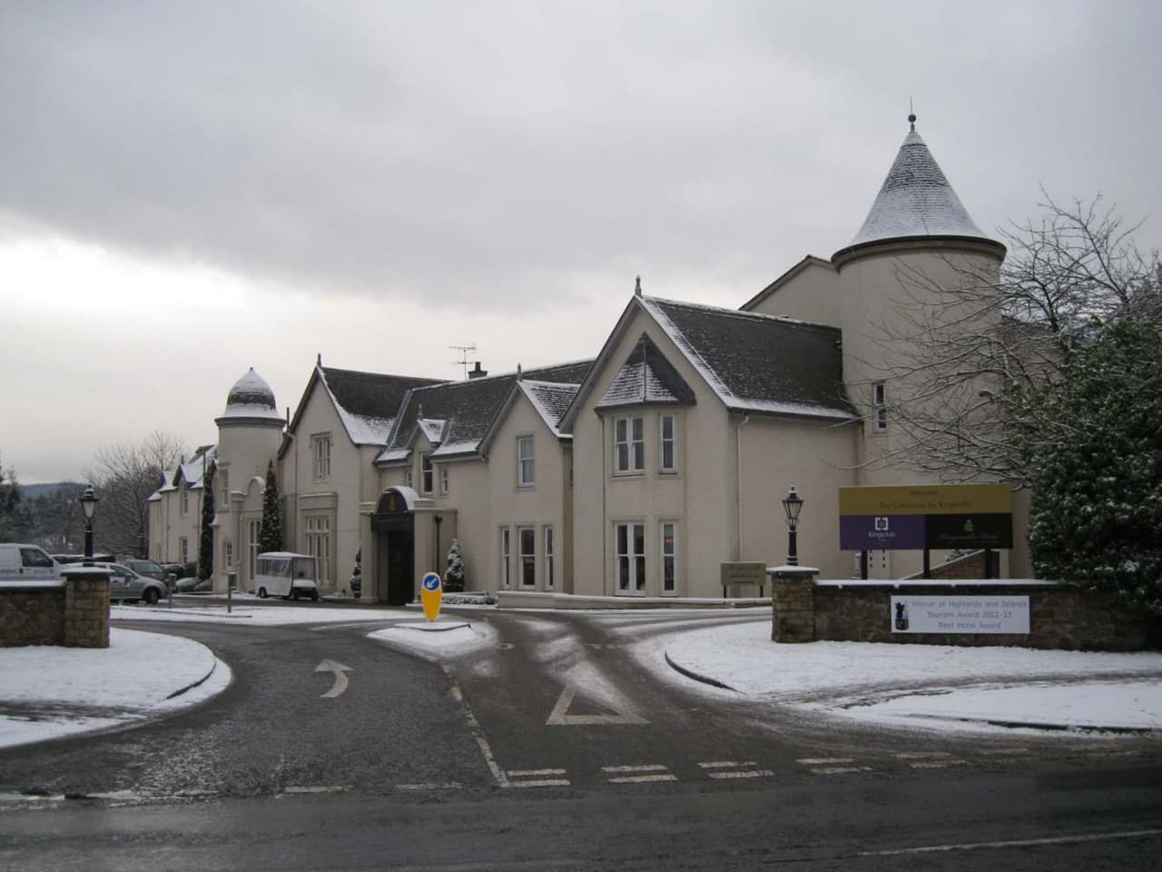 Kingsmills Hotel (via Wikimedia Commons, CC BY-SA 2.0)