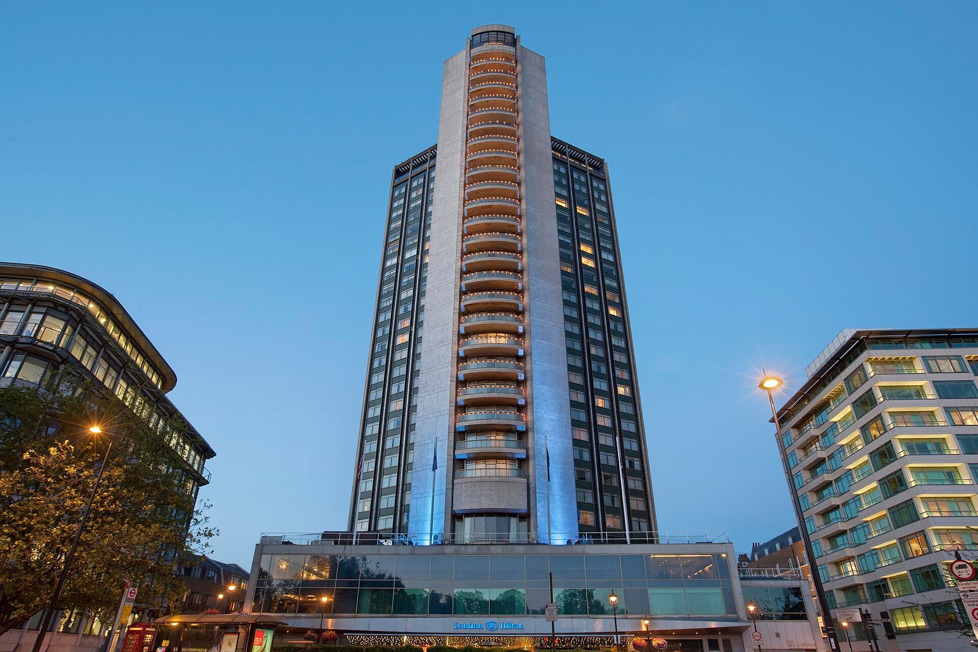 London Hilton on Park Lane (via Wikimedia Commons, CC BY-SA 3.0)