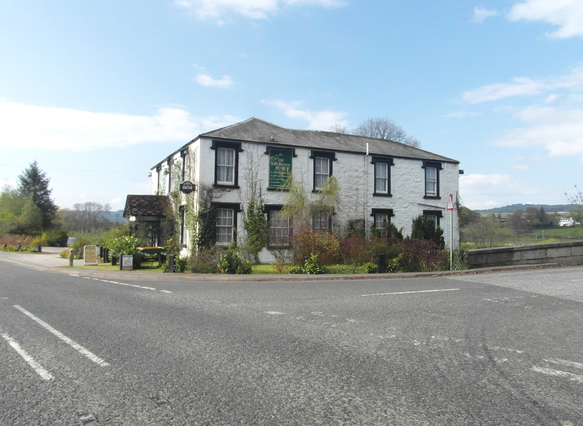 Ken Bridge Hotel (via Wikimedia Commons, CC BY-SA 2.0)