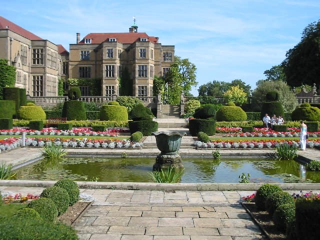 Fanhams Hall (via Wikimedia Commons, CC BY-SA 2.0)