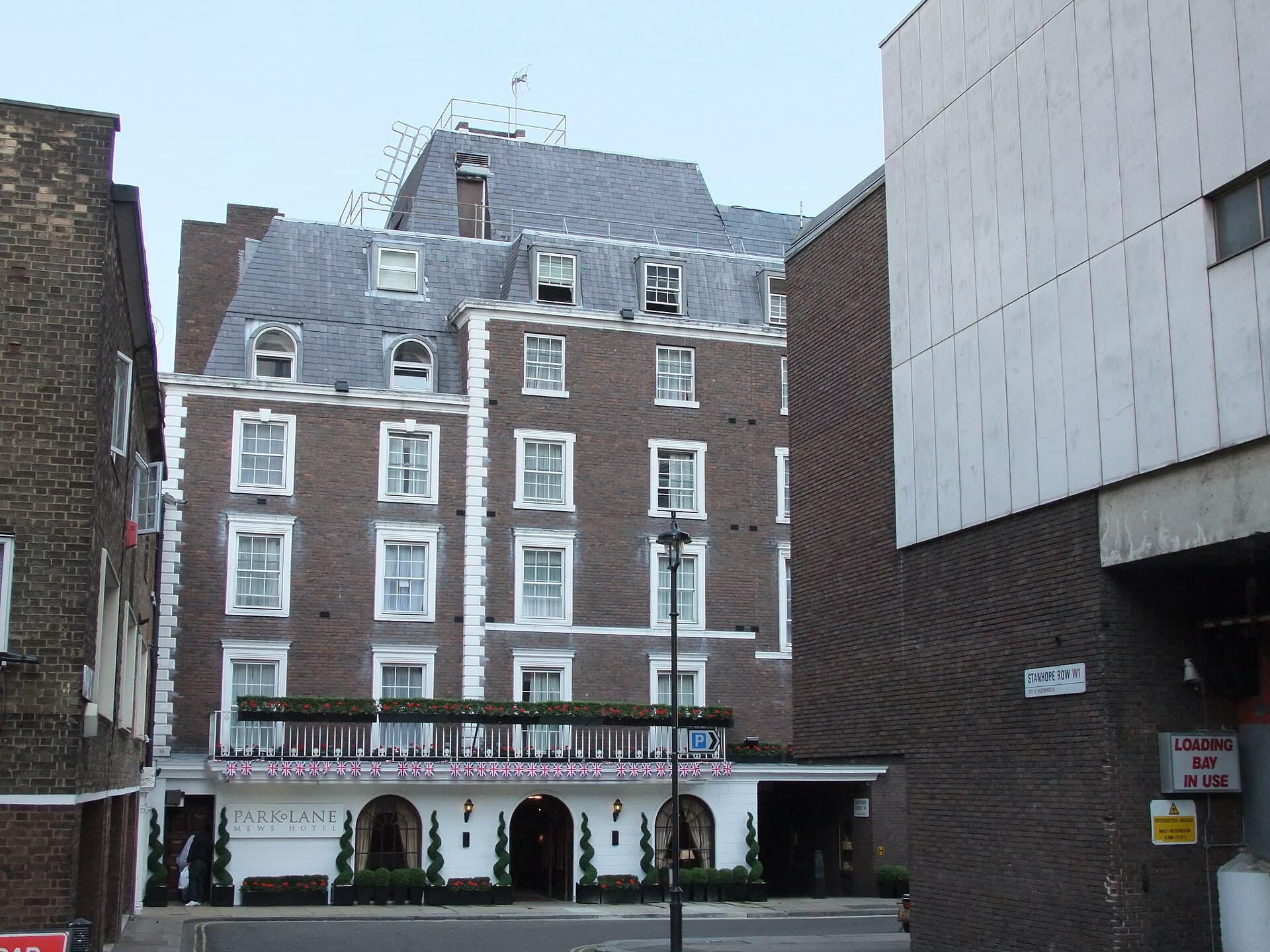Park Lane Apartments (via Wikimedia Commons, CC BY-SA 2.0)