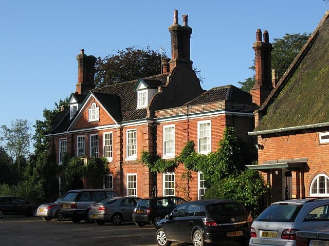 Norfolk Mead Hotel & Spa (via Wikimedia Commons, CC BY-SA 2.0)