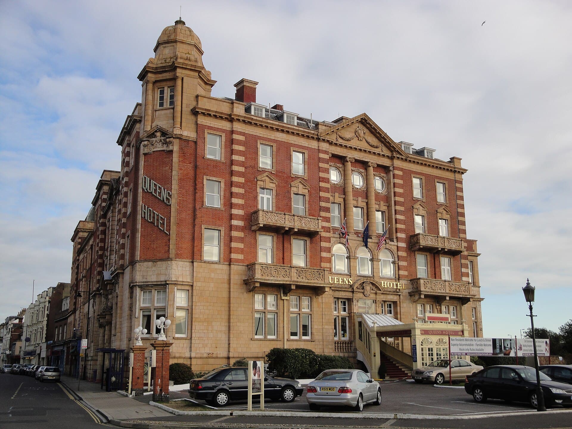 The Queens Hotel (via Wikimedia Commons, CC BY 3.0)
