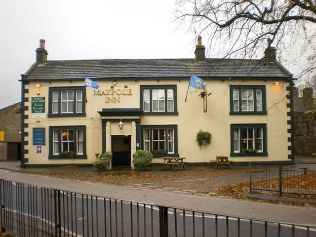 Maypole Inn (via Wikimedia Commons, CC BY-SA 2.0)
