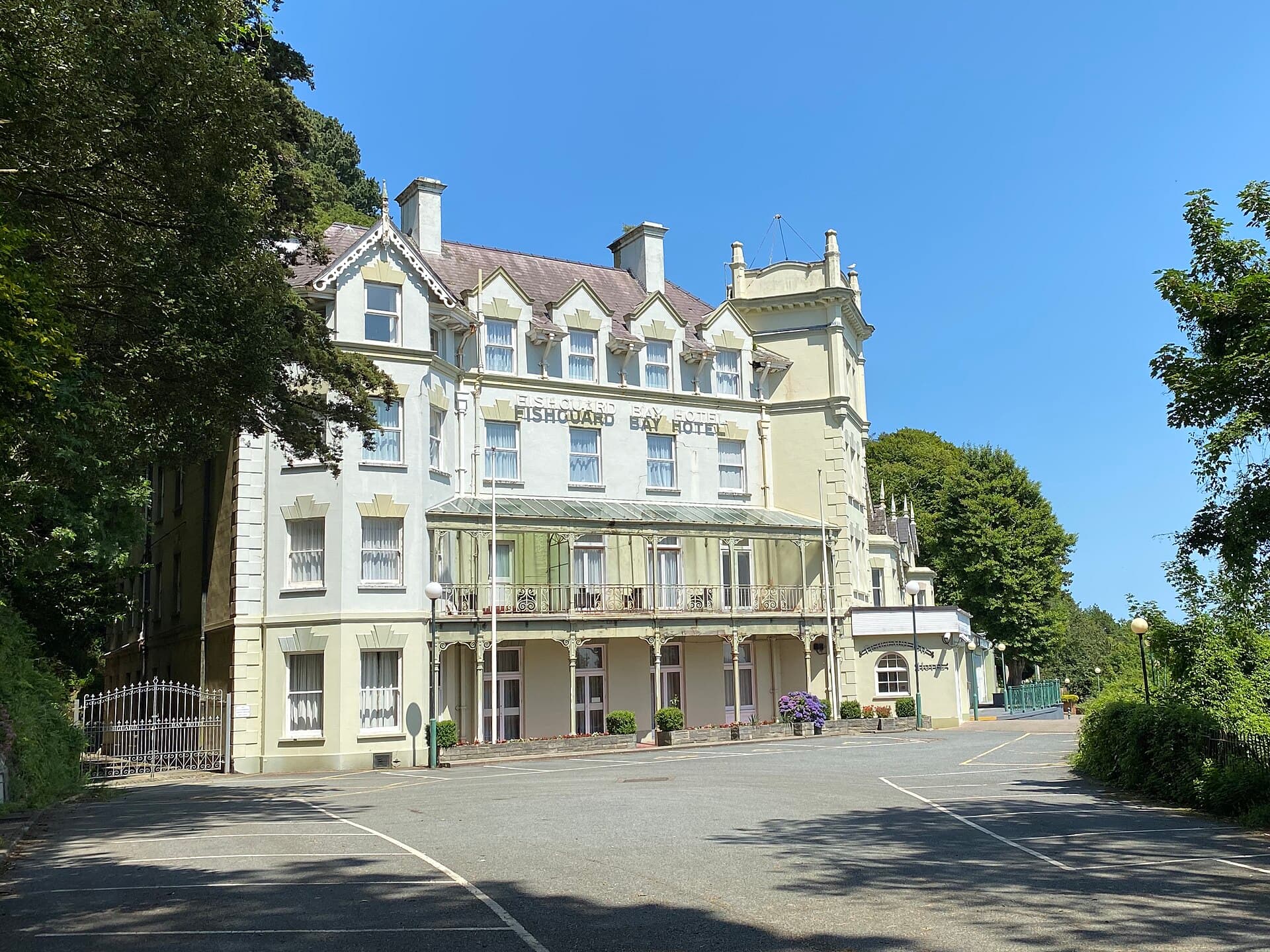 Fishguard Bay Hotel (via Wikimedia Commons, CC BY-SA 2.0)