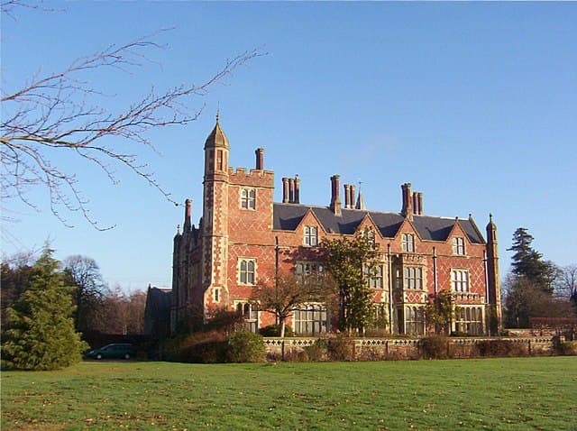 Horsted Place (via Wikimedia Commons, CC BY-SA 2.0)