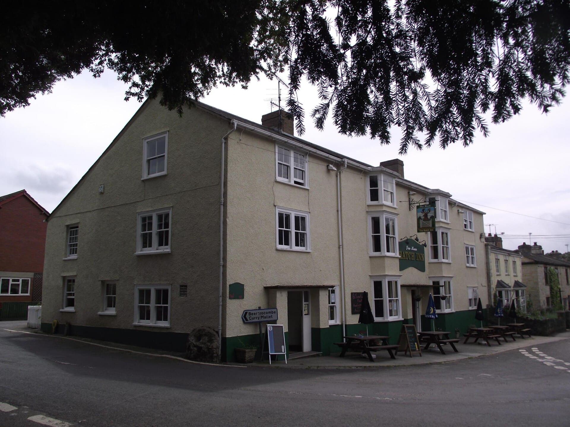 Hatch Inn (via Wikimedia Commons, CC BY-SA 2.0)