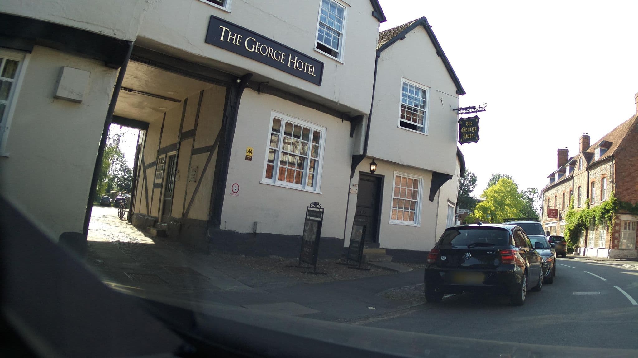 Street view near The George Hotel, Benson — © southglos (CC BY-SA · Mapillary)