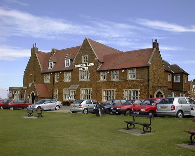 Golden Lion Hotel (via Wikimedia Commons, CC BY-SA 2.0)