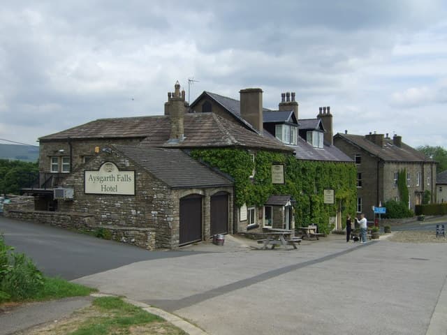 Aysgarth Falls Hotel (via Wikimedia Commons, CC BY-SA 2.0)
