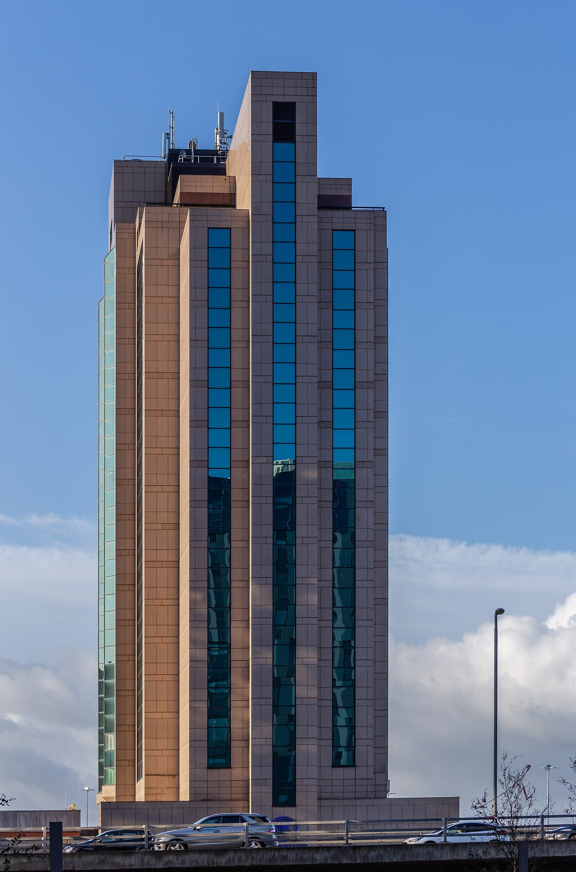 Hilton Glasgow (via Wikimedia Commons, CC BY-SA 4.0)