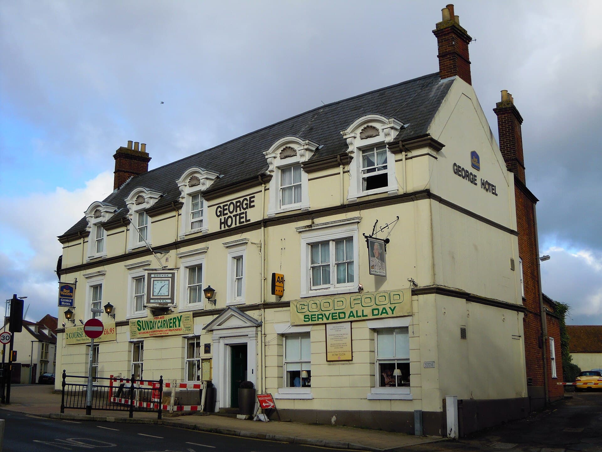 George Hotel (via Wikimedia Commons, CC BY 3.0)