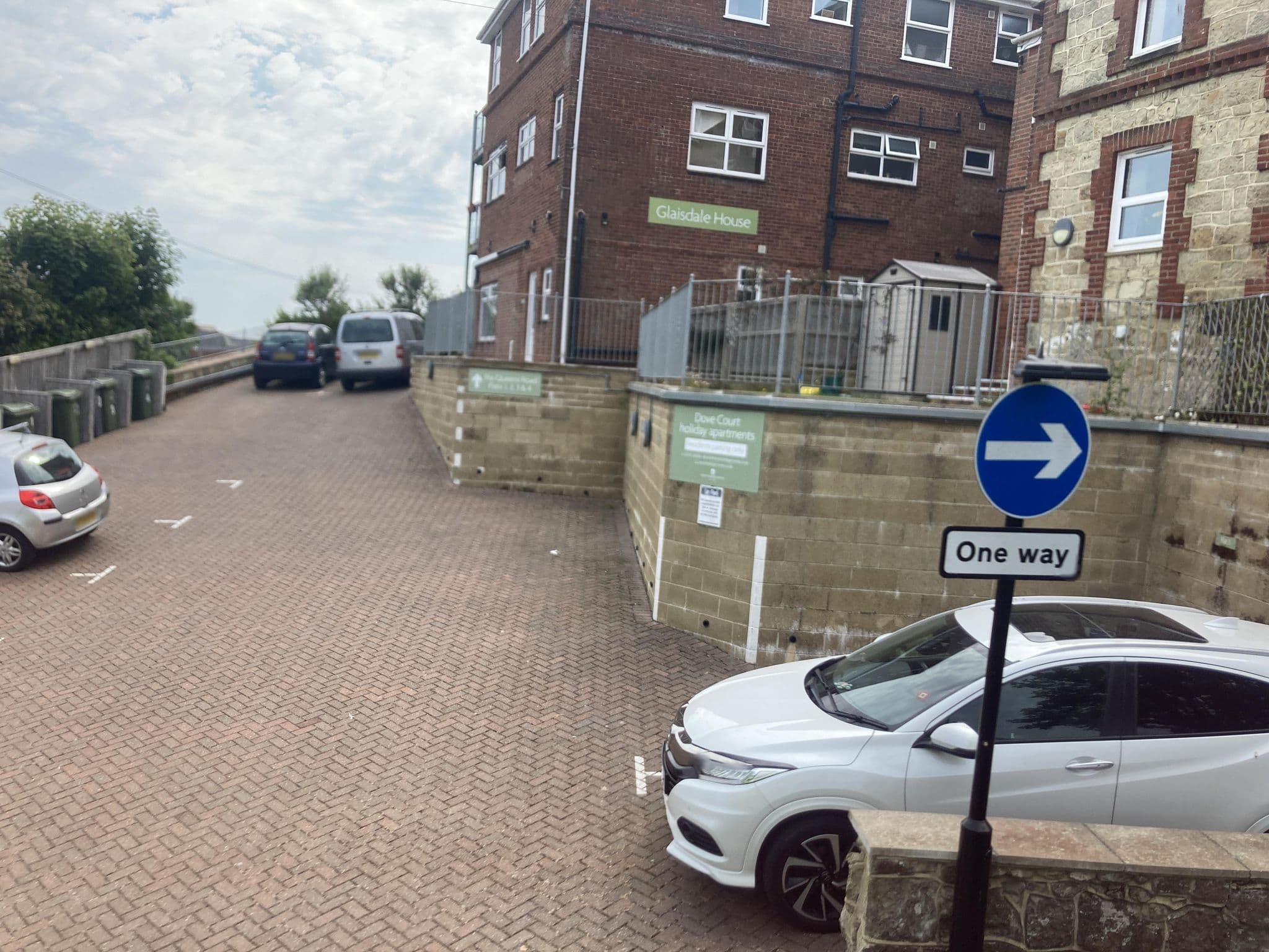 Street view near Dove Court, Shanklin — © cjmalone (CC BY-SA · Mapillary)