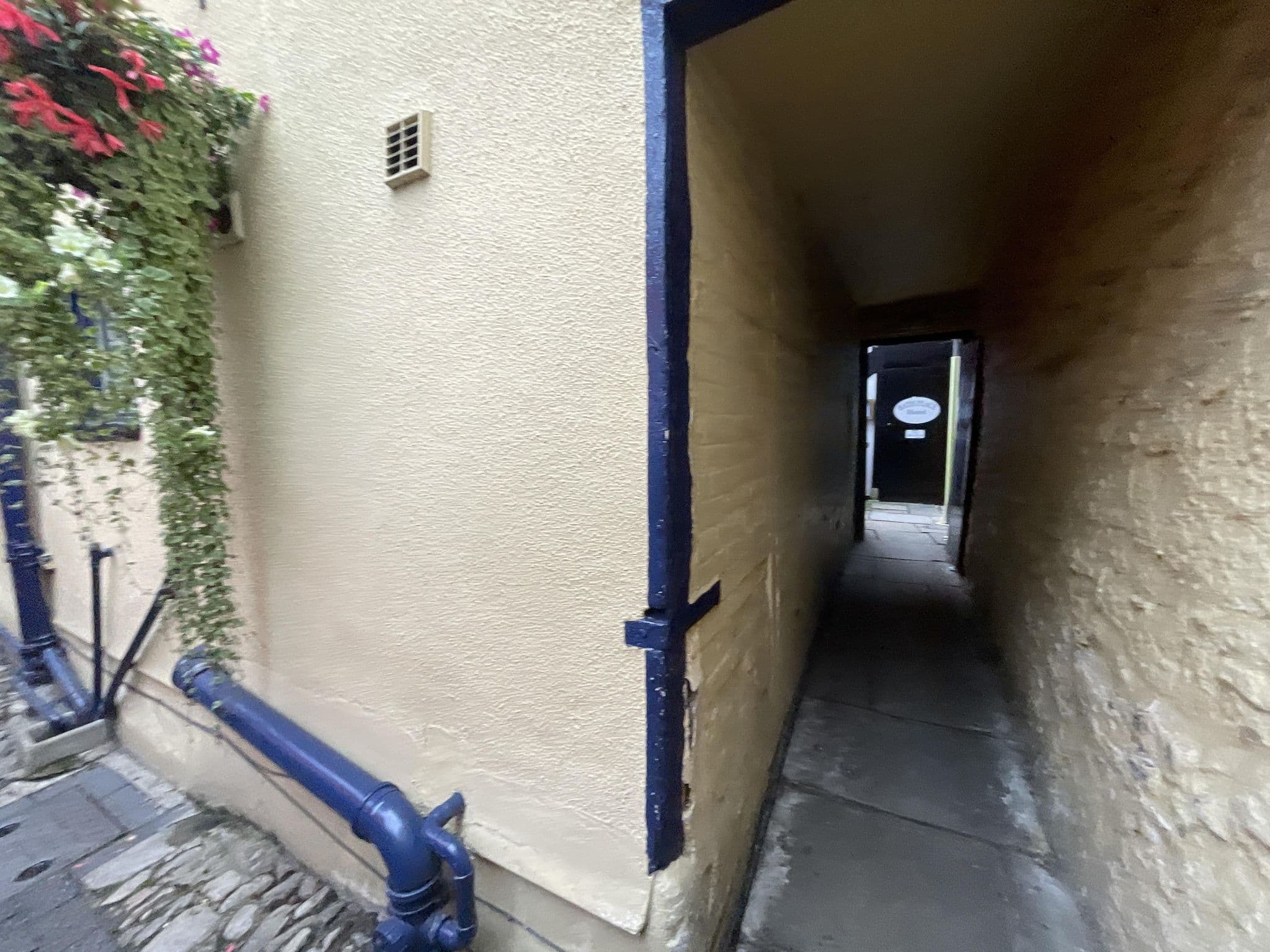 Street view near Bath Place Hotel, Oxford — © asturksever (CC BY-SA · Mapillary)