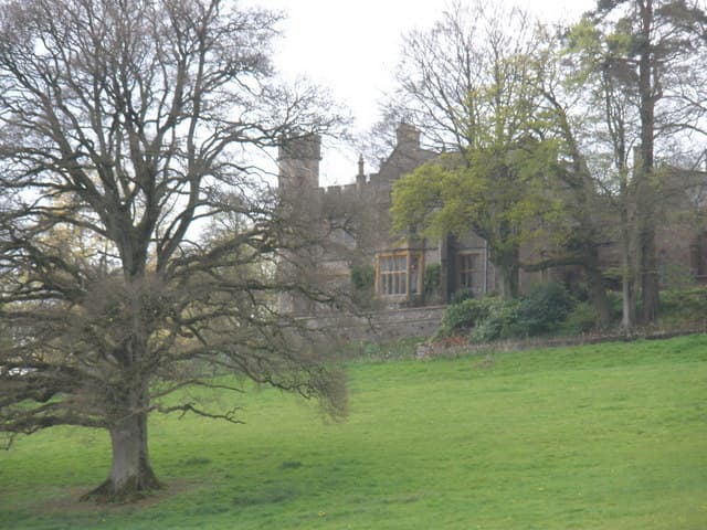 Greenham Hall (via Wikimedia Commons, CC BY-SA 2.0)