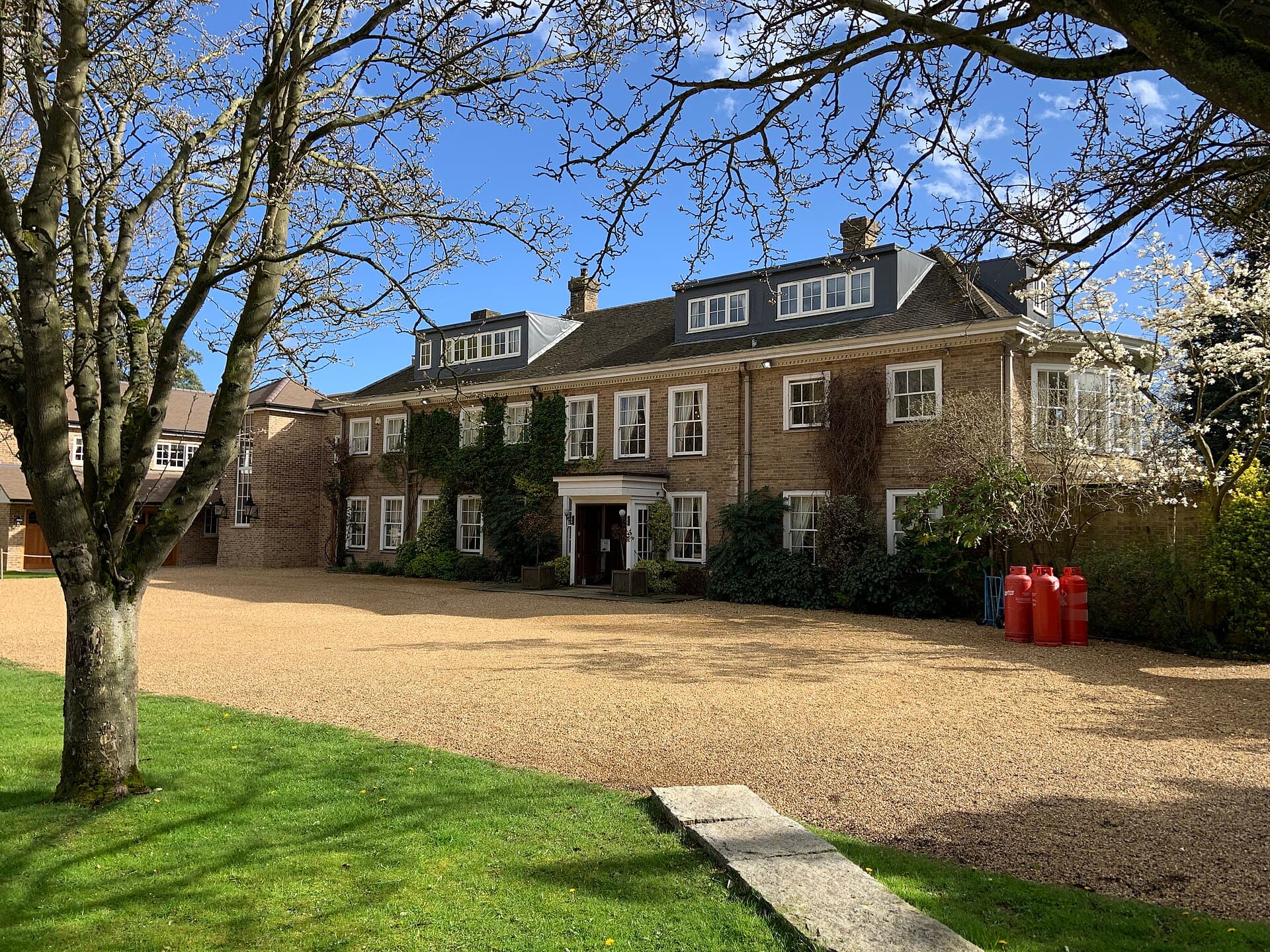 Rectory Farm (via Wikimedia Commons, CC BY-SA 4.0)