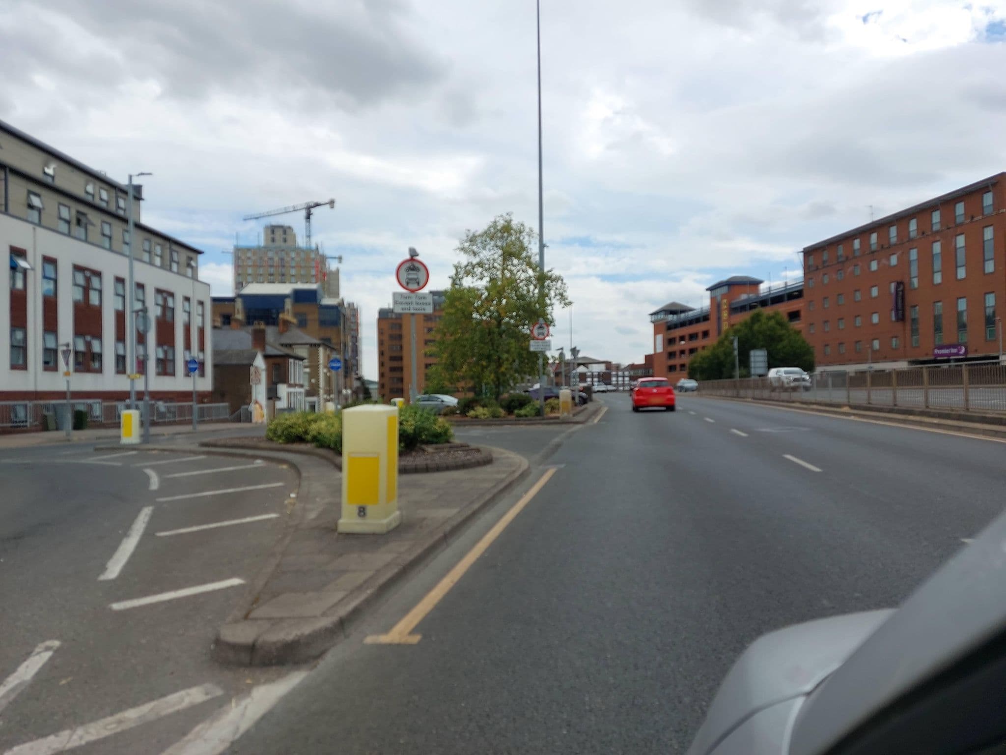 Street view near Icon Hotel Luton, Luton — © a-sav (CC BY-SA · Mapillary)
