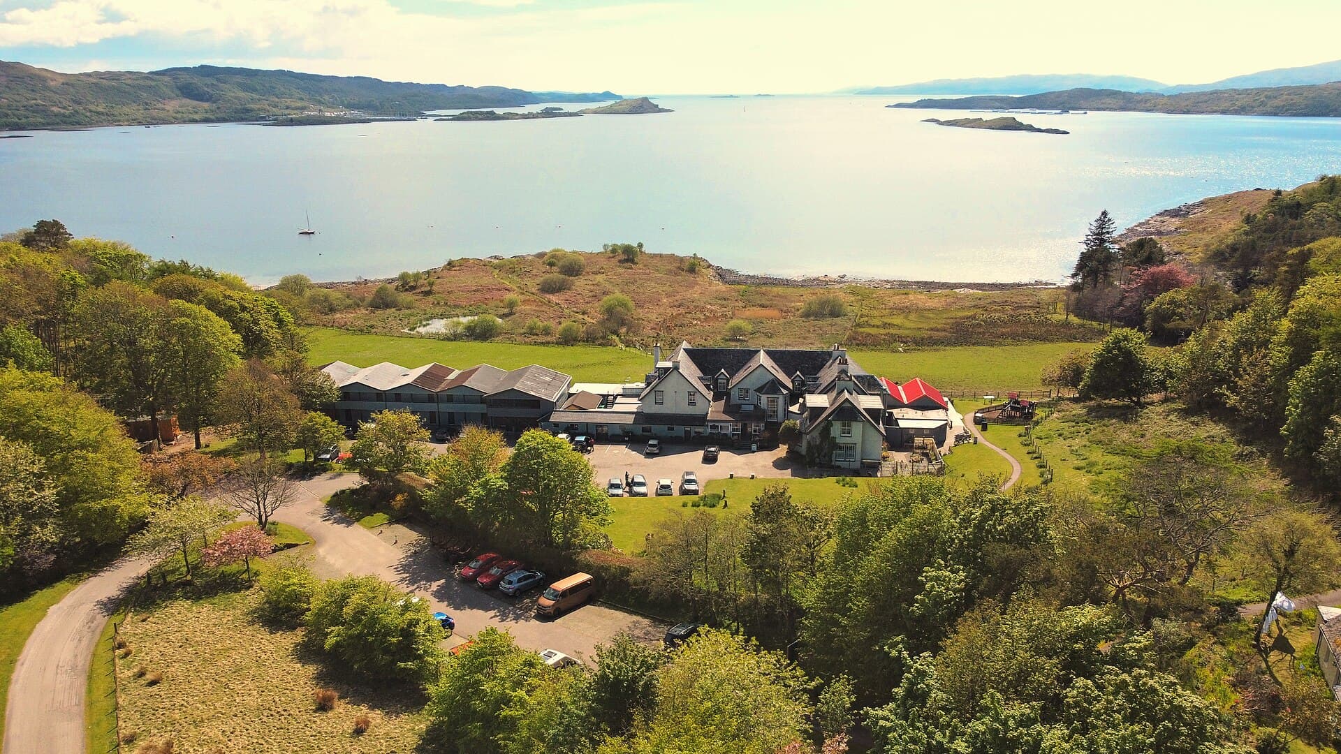 Loch Melfort Hotel (via Wikimedia Commons, CC0)