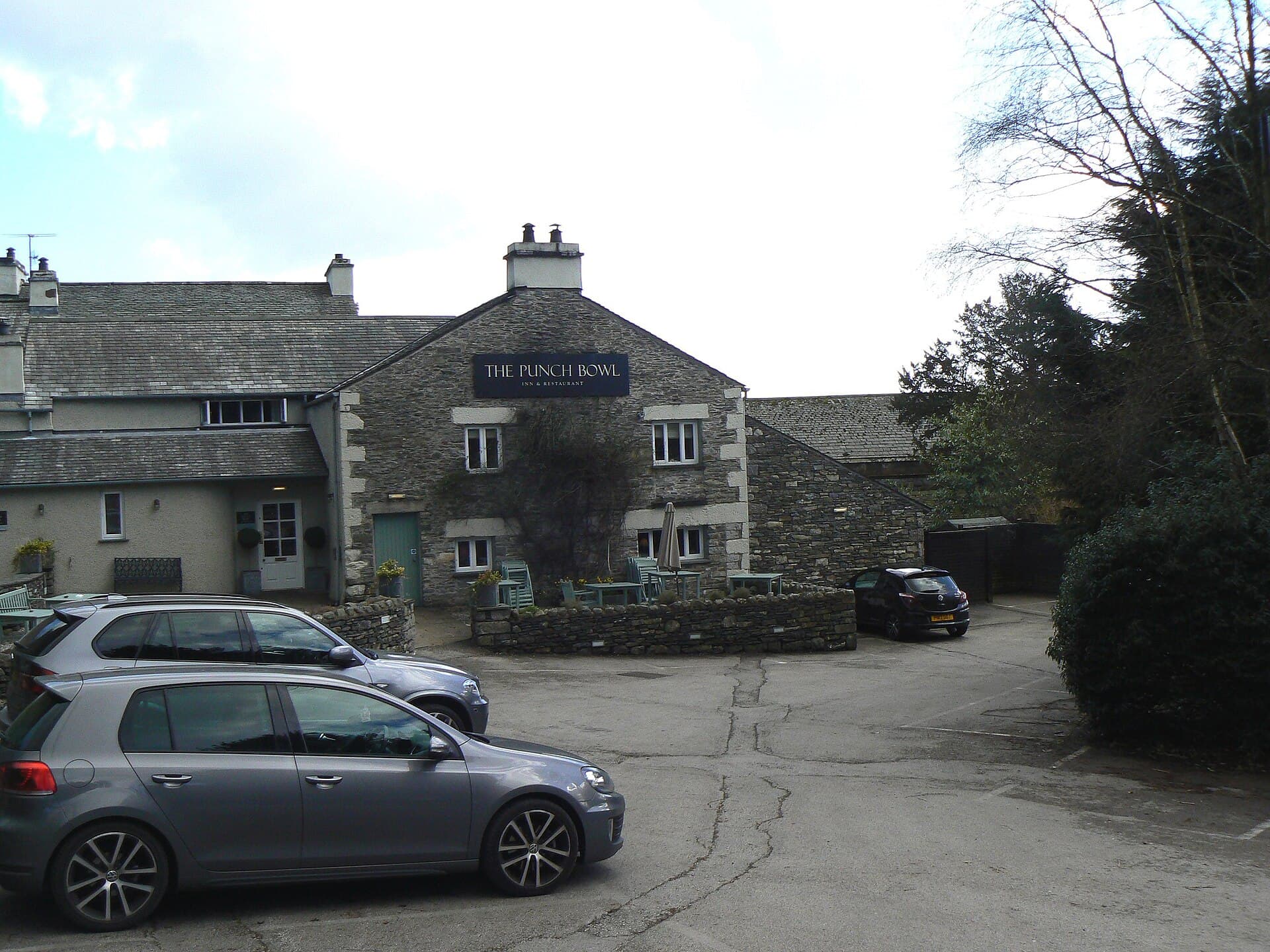 The Punch Bowl Inn (via Wikimedia Commons, CC BY-SA 2.0)