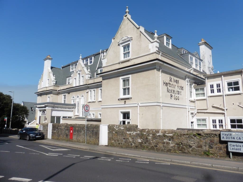St Ives Harbour Hotel (via Wikimedia Commons, CC BY-SA 2.0)