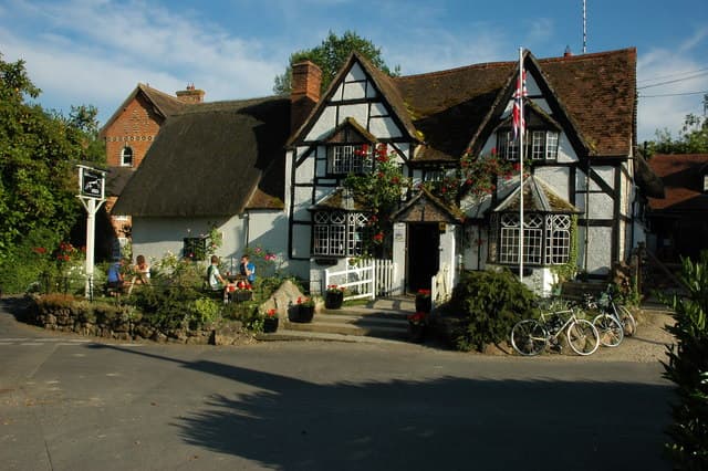 The White Horse (via Wikimedia Commons, CC BY-SA 2.0)