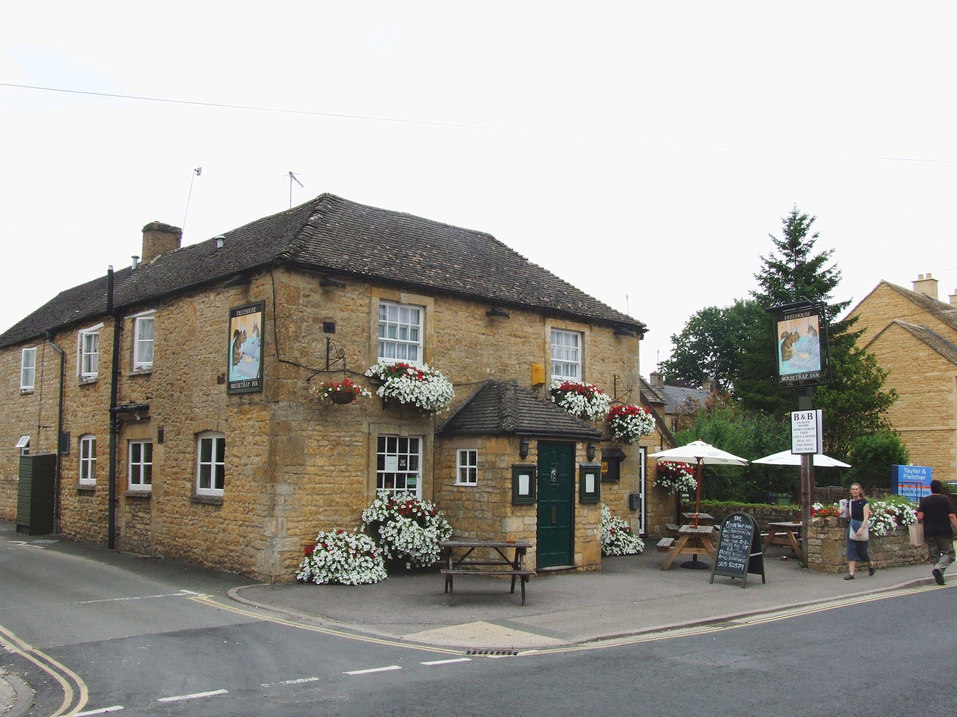 The Mousetrap Inn (via Wikimedia Commons, CC BY-SA 2.0)