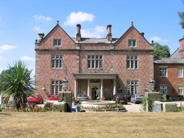 Willington Hall Hotel (via Wikimedia Commons, CC BY-SA 2.0)
